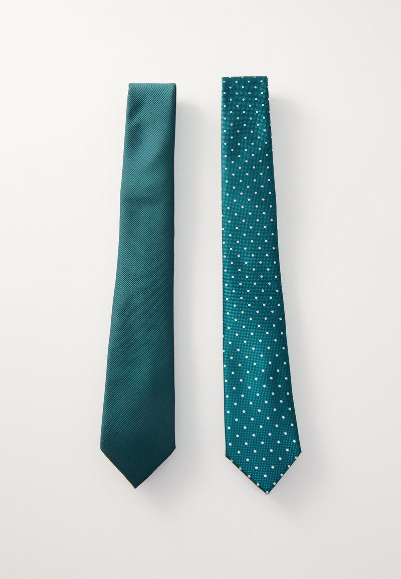 Două cravate teal una lângă alta; una este solidă cu un model texturat, cealaltă are un design cu buline, cu buline albe pe un fundal texturat.