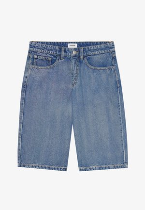 Denim šorti gaiši ziliem toņiem, ar taisnu griezumu, piecām kabatām un ar zīmola etiķeti uz jostas. Viensmērīgs tekstūras izskats ar vieglu nodilumu.