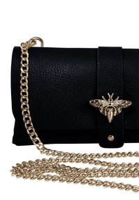 Zwarte leren clutch met een gestructureerde afwerking, gouden kettingschouderband en bij-vormige sluiting. Heeft een omgevouwen klep en een drukknoopsluiting.