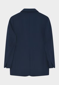 Granatowa marynarka z gładkiej tkaniny, z zarysowanymi ramionami i klasycznym kołnierzem. Ma pojedyncze rozcięcie z tyłu oraz długie rękawy.