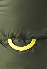Donkergroene gewatteerde tas met een gestructureerde gele touwhandgreep, stevig gestikt aan de bovenkant met een geraffineerde afwerking.