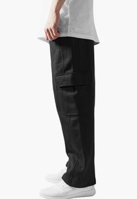 Urban Classics Hlačami s stranskimi žepi - black