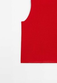 Czerwony, prążkowany top bez rękawów z okrągłym dekoltem. Posiada miękką teksturę i dopasowany fason, podkreślający gładkie krawędzie oraz staranne szwy.