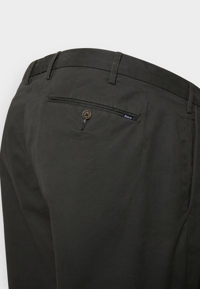 Μαύρο βαμβακερό παντελόνι με πίσω τσέπη που κλείνει με κουμπί και μικρή ετικέτα Polo. Καθαρός σχεδιασμός με ομαλή υφή.