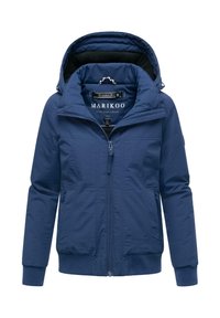 Navyblauwe pufferjack met een rits aan de voorkant, verstelbare capuchon, ribgebreide manchetten en zijzakken. De stof is glad met een matte afwerking.