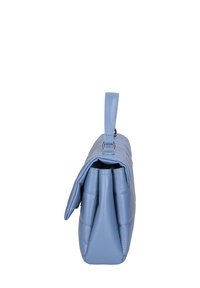 Borsa a tracolla in pelle trapuntata blu chiaro con una texture morbida, dotata di manico superiore, alette piegate e una silhouette strutturata.