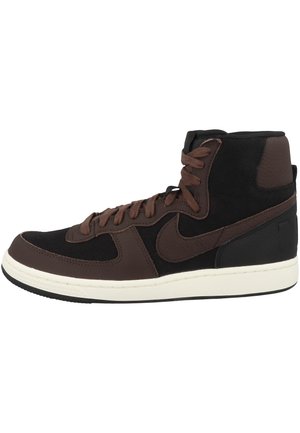 - Sneakersy wysokie
