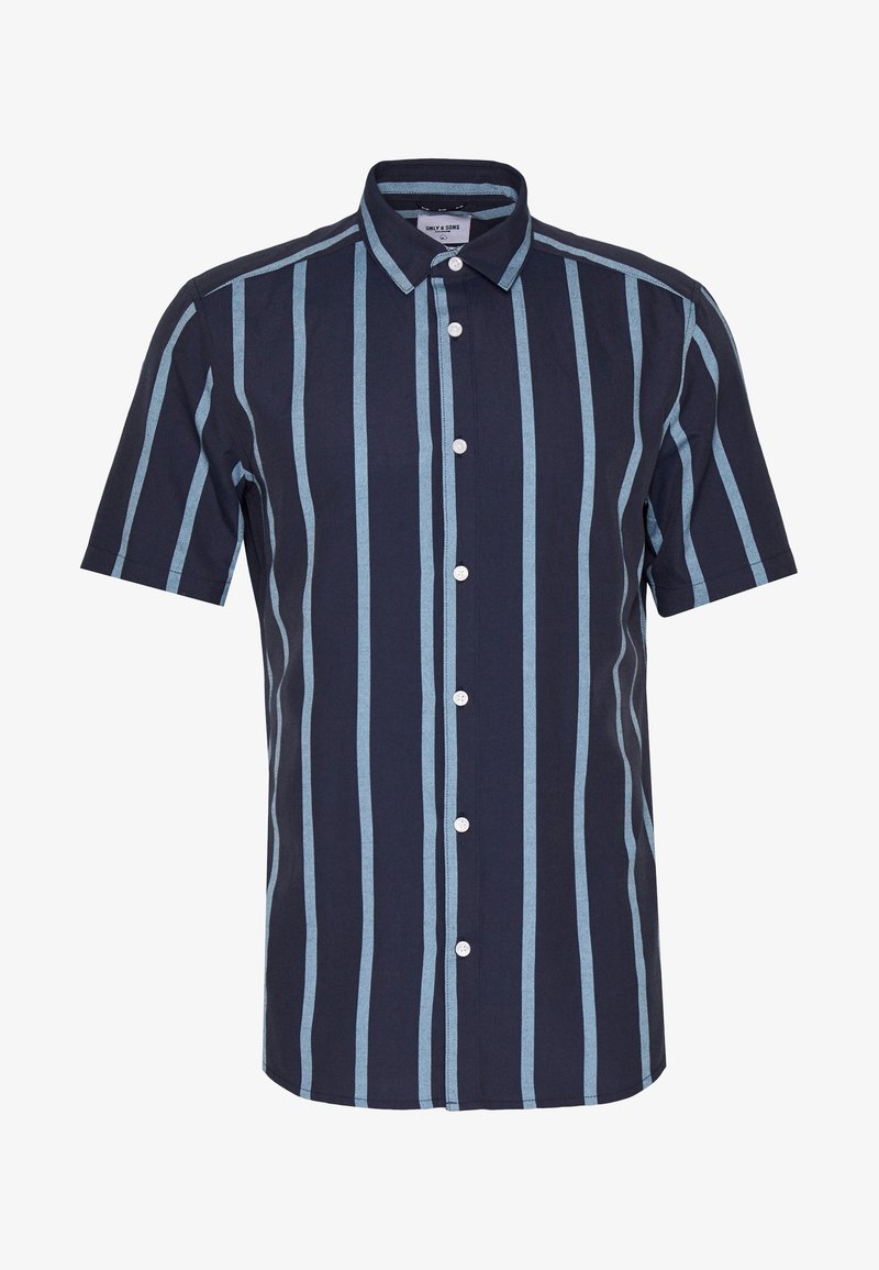 Chemise à manches courtes bleu marine avec des rayures verticales bleu clair. Elle présente un col pointu et une patte de boutonnage à l'avant.