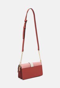 Červená a růžová crossbody taška se zlatým řetízkem a koženým popruhem, s horizontálním akcentovaným popruhem a strukturovaným obdélníkovým tvarem.