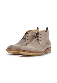 Las botas de tobillo de ante gris presentan un acabado suave, un diseño de cordones con agujetas marrones y una suela de goma resistente con un dibujo visible.