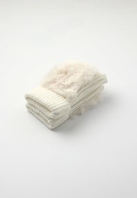 Szydełkowane białe rękawiczki z miękkim, jasnobeżowym futerkiem w okolicy nadgarstka. Posiadają pionowe ściągacze i złożony design.