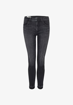 Slim-fit, hoogwaardige zwarte denim jeans met een klassiek ontwerp, voorzien van voorzakken en een nette zoom. Subtiele wassingdetails op de stof.