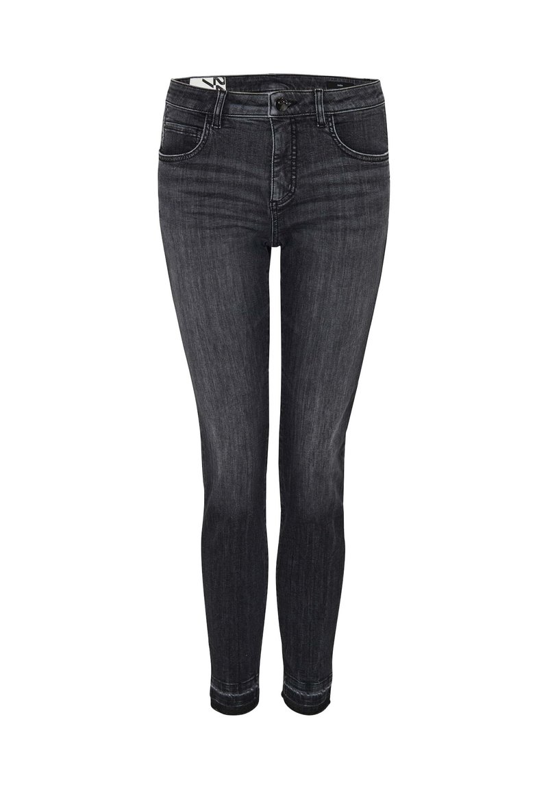 Slim-fit, hoogwaardige zwarte denim jeans met een klassiek ontwerp, voorzien van voorzakken en een nette zoom. Subtiele wassingdetails op de stof.