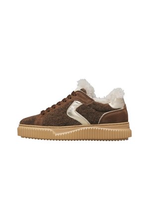 Brauner Sneaker mit niedrigem Schaft, beiger Gummisohle, weißem Fellfutter und metallischem silberfarbenem Akzent an der Seite.