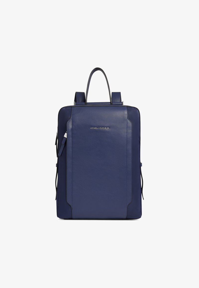 Sac à dos rectangulaire en cuir bleu marine avec poignée supérieure, bretelles rembourrées et poche avant zippée, estampillé "Piquadro" en lettres métalliques.