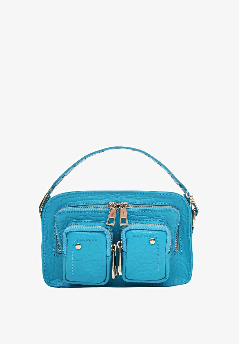Een kleine turquoise leren tas met twee voorste ritszakken, een ritssluiting aan de bovenkant en een kort handvat. Gladde textuur en gouden accenten.