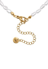 Collier en perles avec des perles blanches irrégulières, quincaillerie dorée et fermoir en mousqueton. Présente une délicate chaîne d'extension dorée avec une étiquette logo.