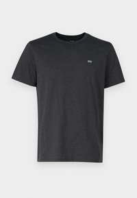 T-shirt gris foncé à manches courtes avec col rond et petit logo blanc GAP sur la poitrine gauche, présenté sur un fond clair uni.