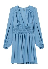Robe bleu clair à manches longues avec un décolleté en V profond, taille smockée et détails froncés sur les manches ; tissu doux et fluide avec une jupe plissée.