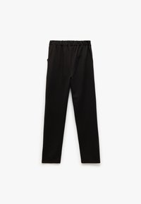 Svarta byxor med elastisk midja och rak benform, utlagda på en vit bakgrund.