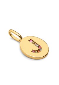 Colgante de oro en forma ovalada, con una letra 'J' estilizada adornada con piedras preciosas multicolores. Superficie pulida y reflectante.
