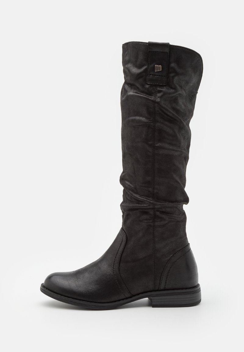 Botas negras hasta la rodilla con un diseño arrugado, textura de cuero suave, punta redondeada y un tacón bajo y apilado. Presentan una correa decorativa en la parte superior.