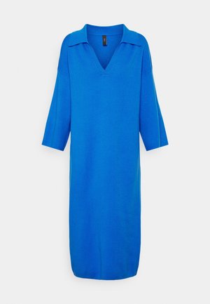 Helles blaues knielanges Kleid mit 3/4-Ärmeln, weitem Kragen und tiefem V-Ausschnitt auf weißem Hintergrund.