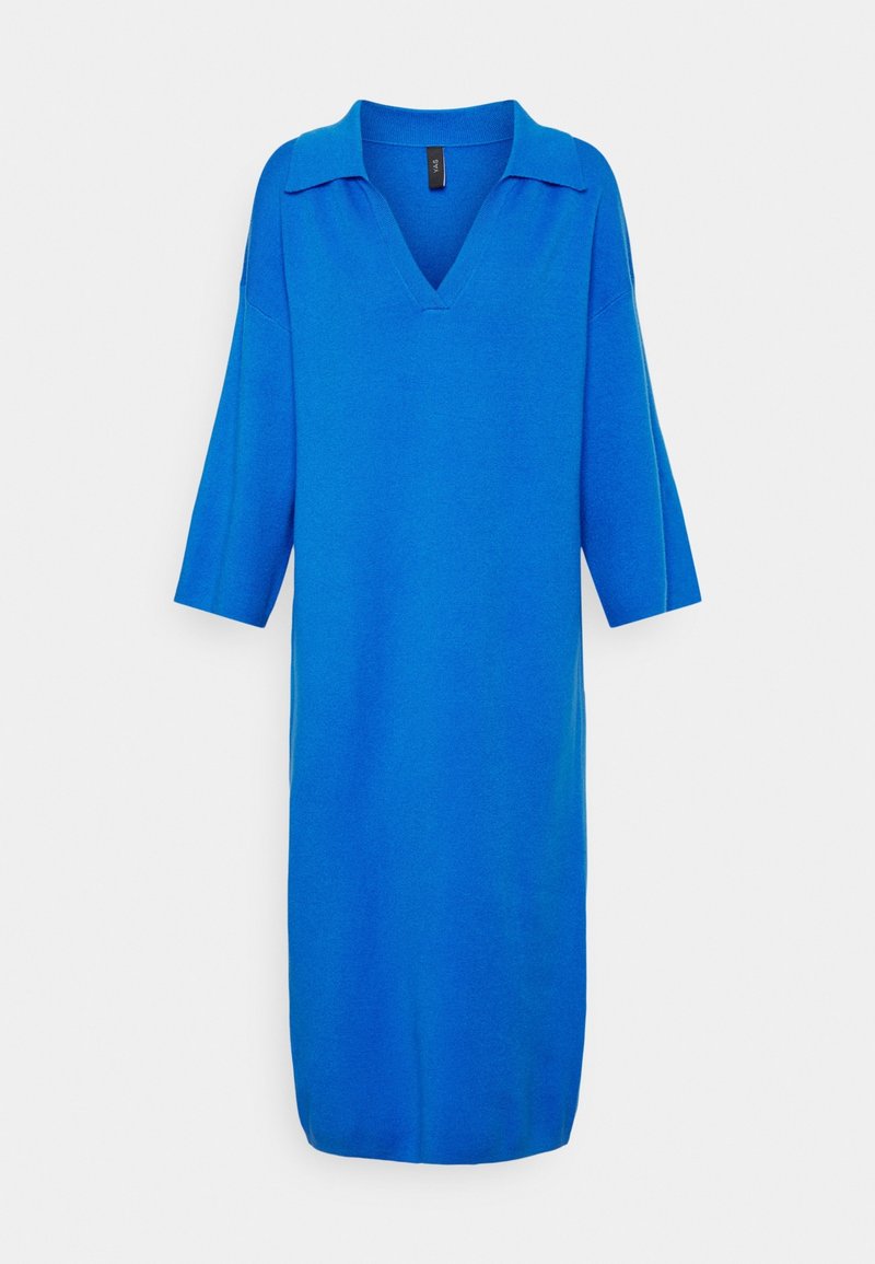 Robe bleue éclatante longueur genou avec manches 3/4, large col et décolleté en V profond sur fond blanc.