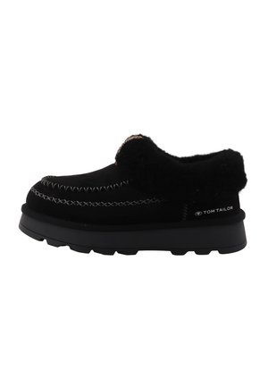 Scarpa slip-on nera con suola spessa, collo peloso, cuciture decorative bianche e logo "Tom Tailor" sul lato.