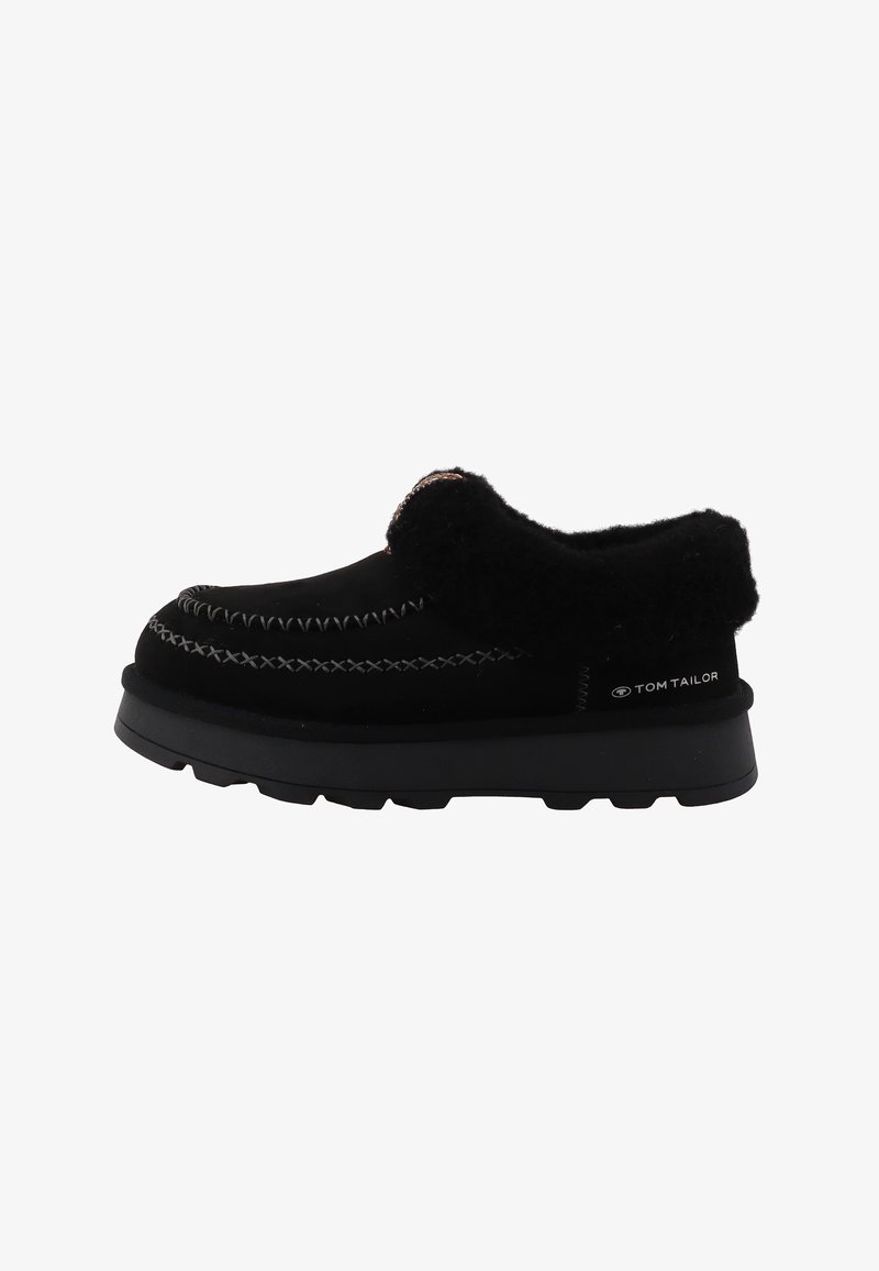 Chaussure noire à enfiler avec semelle épaisse, col duveteux, couture décorative blanche et logo "Tom Tailor" sur le côté.