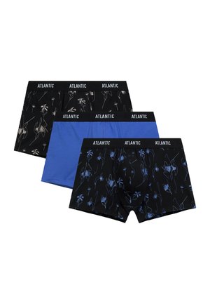 Trzy męskie bokserki z czarnymi gumkami w pasie z nadrukiem "Atlantic"; dwie mają kwiatowe wzory w czerni i niebieskim, a jedna jest jednolicie niebieska.