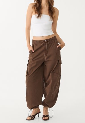 Pantalons cargo marron en tissu léger, avec une taille élastique, un cordon de serrage et de grandes poches latérales.
