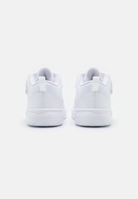 Bílé sportovní boty s hladkým syntetickým svrškem, síťovinovou podšívkou, polstrovaným límcem a texturovanou gumovou podrážkou pro lepší uchopení.