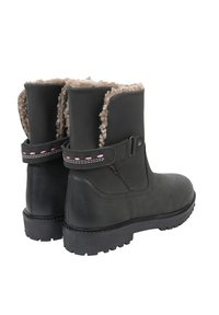 Czarne botki do kostki o teksturowanym wykończeniu, z miękką jasnobrązową wyściółką, regulowanym paskiem z różowymi akcentami i wytrzymałą czarną podeszwą.