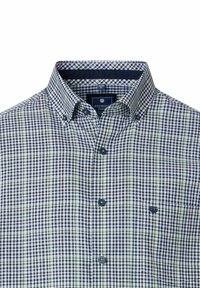 Gekapte shirt in marineblauw, groen en wit. Met knoopsluiting op de kraag. Beschikt over een borstzak en marineblauwe knopen. Gemaakt van geweven katoen.