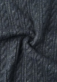 Tissu tricoté gris foncé avec des motifs en câble et une texture côtelée, montrant des fibres de fil douces et duveteuses en gros plan.