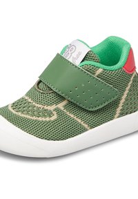Scarpa a rete verde con fascia in pelle con velcro, suola in gomma bianca e accento rosso sul tallone. Presenta perforazioni per la traspirabilità e leghe cuciture.