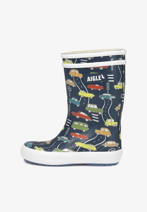 Stivale da pioggia in gomma blu navy con un motivo colorato di auto e strade. Presenta bordi bianchi e una suola testurizzata per una migliore aderenza. Marchio: AIGLE.
