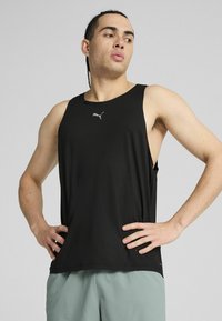 Crni bezrukavi sportski top s okruglim izrezom, napravljen od lagane tkanine, s malim sivim logom na prsima.
