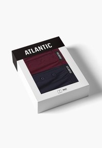 Czerwone i granatowe szorty bokserskie zapakowane w białe pudełko z czarną górą, z logo "ATLANTIC" i guzikami na szortach.