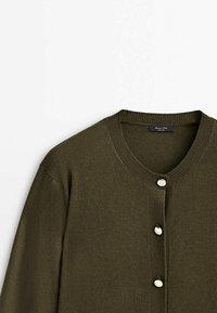 Cardigan en maille vert olive avec encolure ronde côtelée et trois boutons argentés sur le devant, présenté sur fond blanc.