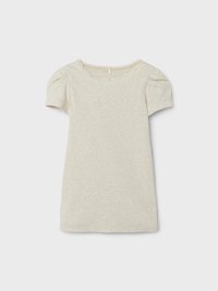Beige kjole med korte ermer laget av teksturert ribbestrikket stoff, med en rund hals med bølget kant og puffede ermer som er samlet.