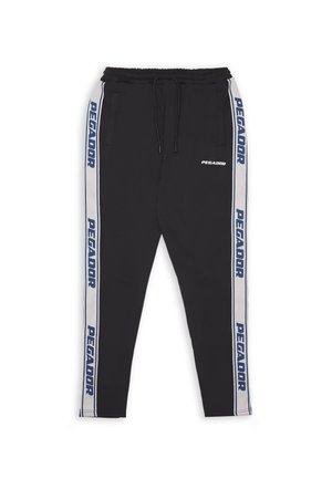 Mustat juoksuhousut, joissa on joustava vyötärönauha ja nyöri, valkoiset sivuraidat sinisellä "PEGADOR"-tekstillä sekä pieni "PEGADOR"-logo reidessä.