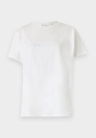 Balta kokvilnas T-krekls ar īsām piedurknēm un apaļu kakla izmēru, ar vārdu "INTROSPEKCIJA" gaismas zilā krāsā uz krūšu daļas.