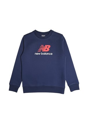 Felpa blu navy realizzata in materiale morbido, con colletto a girocollo e polsini a costine, dotata di un logo "New Balance" rosa e bianco sulla parte anteriore.
