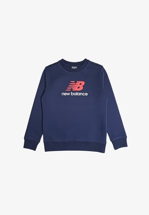 Felpa blu navy realizzata in materiale morbido, con colletto a girocollo e polsini a costine, dotata di un logo "New Balance" rosa e bianco sulla parte anteriore.