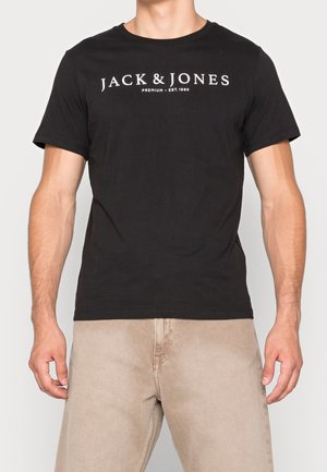 Zwart katoenen t-shirt met korte mouwen, bedrukt met witte tekst "JACK & JONES" en "PREMIUM - EST. 1990" op de voorkant.
