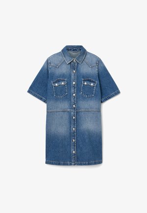 Abito camicia in denim con maniche corte, gradiente dal blu chiaro al blu scuro, colletto, due tasche sul petto e chiusura frontale con bottoni.