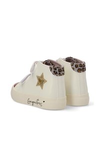 Zapatillas altas blancas con un detalle de estrella dorada, talón con estampado de leopardo, suela de goma beige y la marca "Conguitos" en el lateral.