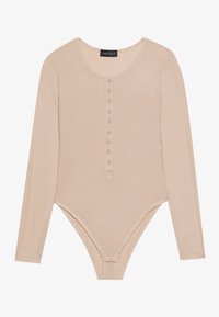 Bodysuit à manches longues en tissu beige clair avec un col rond et une patte de boutonnage sur le devant, présentant une coupe string au bas.